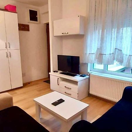 Bright & Lovely Apartment In The City Center 普里什蒂纳 外观 照片