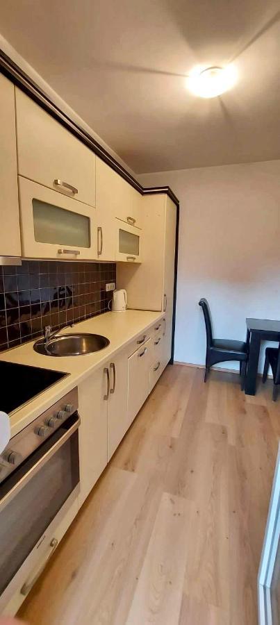 Bright & Lovely Apartment In The City Center 普里什蒂纳 外观 照片