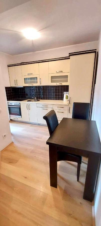 Bright & Lovely Apartment In The City Center 普里什蒂纳 外观 照片
