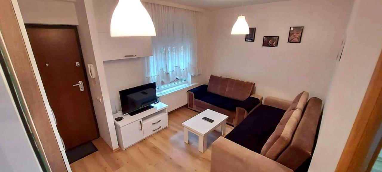 Bright & Lovely Apartment In The City Center 普里什蒂纳 外观 照片