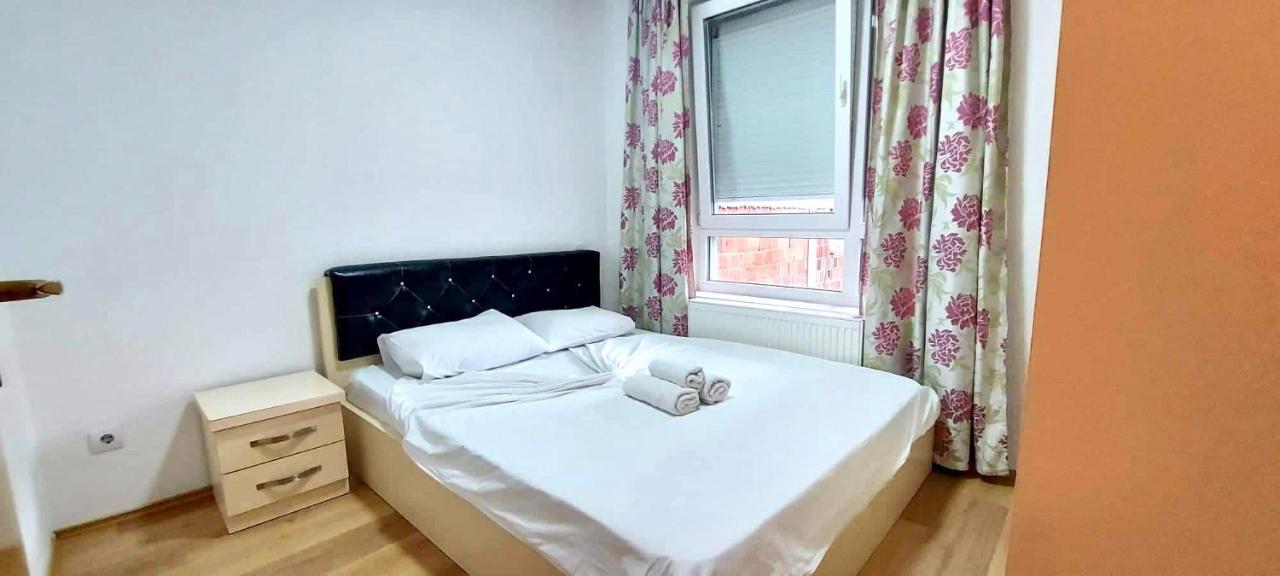 Bright & Lovely Apartment In The City Center 普里什蒂纳 外观 照片
