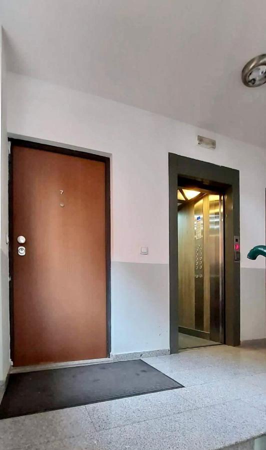 Bright & Lovely Apartment In The City Center 普里什蒂纳 外观 照片