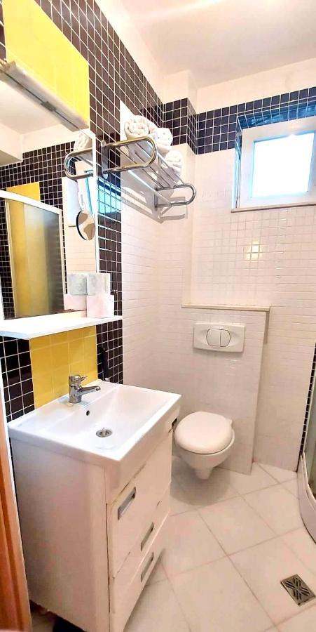Bright & Lovely Apartment In The City Center 普里什蒂纳 外观 照片